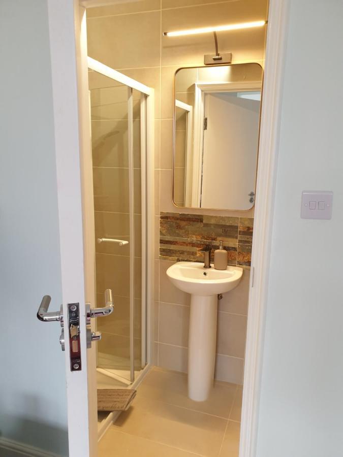 Beautiful Double En-Suite Room, Separate Entrance, Ilford, Central Line Gants Hill, Free Parking Buitenkant foto