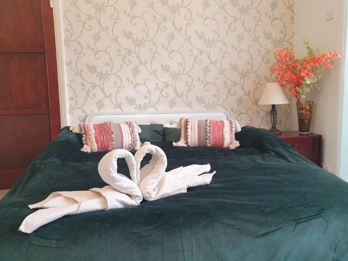 Beautiful Double En-Suite Room, Separate Entrance, Ilford, Central Line Gants Hill, Free Parking Buitenkant foto