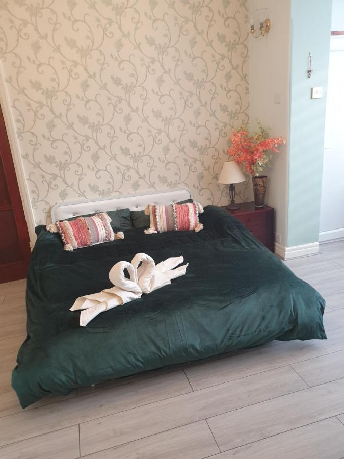 Beautiful Double En-Suite Room, Separate Entrance, Ilford, Central Line Gants Hill, Free Parking Buitenkant foto