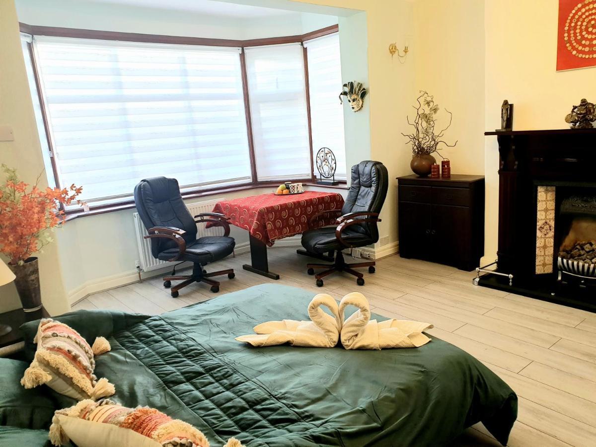 Beautiful Double En-Suite Room, Separate Entrance, Ilford, Central Line Gants Hill, Free Parking Buitenkant foto