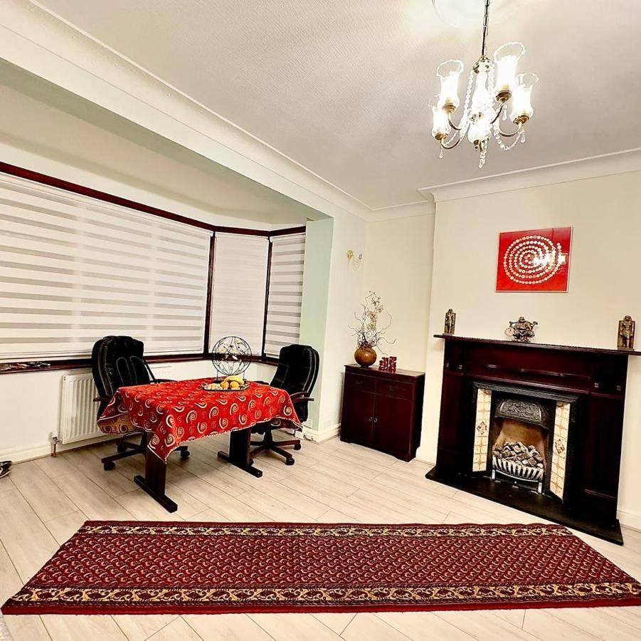 Beautiful Double En-Suite Room, Separate Entrance, Ilford, Central Line Gants Hill, Free Parking Buitenkant foto