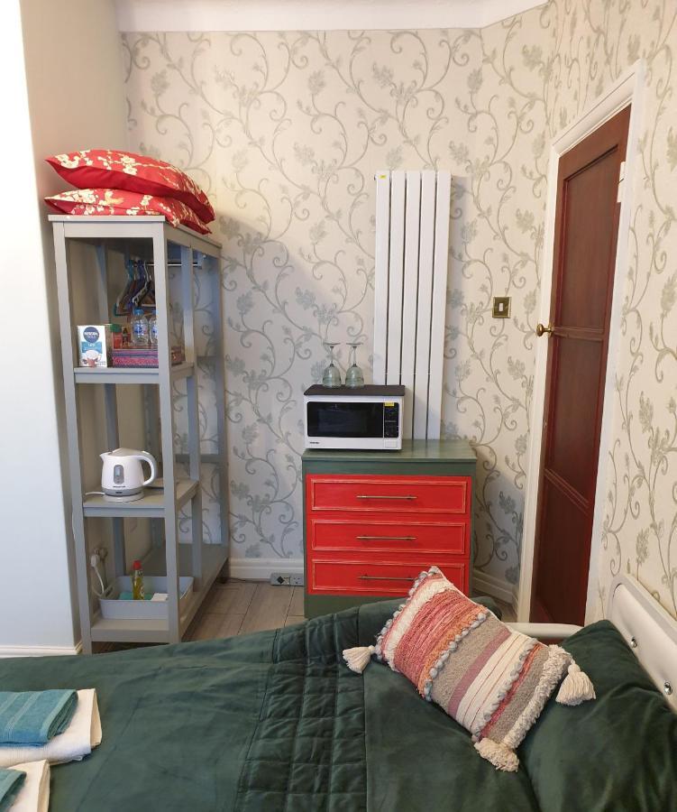 Beautiful Double En-Suite Room, Separate Entrance, Ilford, Central Line Gants Hill, Free Parking Buitenkant foto